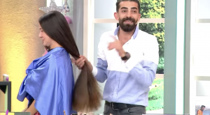 Žena, ktorej kaderník ostrihal vlasy na polovicu ich dĺžky, urobila poriadnu scénu