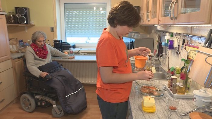 Trinásťročný Jakub sa stará o mamu na vozíku. Po škole sa namiesto kamarátov venuje jej