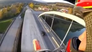 Motorkár v Bytči predviedol šialený výkon, keď si trúfol prejsť po konštrukcii oblúkového mosta