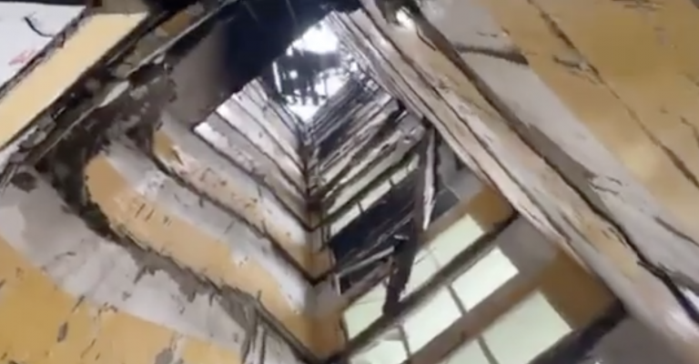 Pozrite si vnútorné zábery zdemolovanej bytovky z Prešova. Výbuch zničil celé schodisko