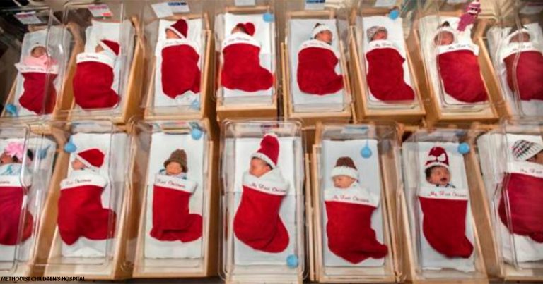 Tradícia, ktorá už má 50 rokov: pôrodnica umiestňuje novorodencov do vianočných pančúch