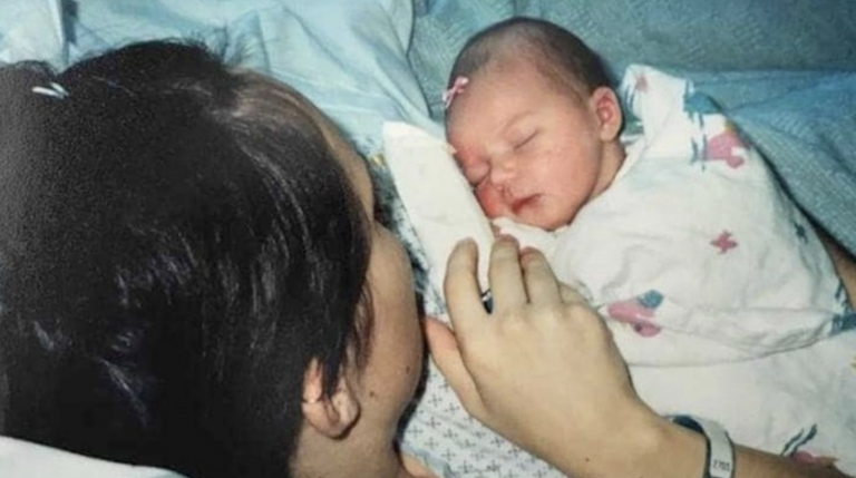 Pred 17 rokmi dala dcéru na adopciu. Stal sa zázrak a spoznala ju v obchode