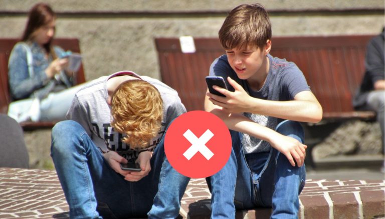 Od februára sú v austrálskych školách zakázané mobilné telefóny. Malo by si Slovensko brať príklad?