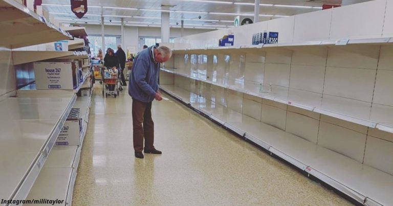 Srdcervúca fotografia staršieho pána, ktorý je obklopený prázdnymi regálmi v supermarkete dojala každého