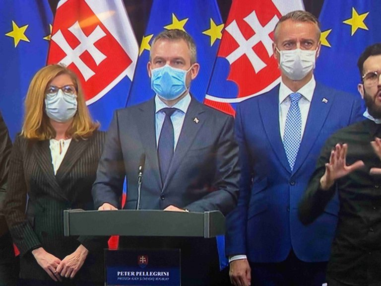 Slovenská vláda hlási núdzový stav. Čakajú nás ešte prísnejšie opatrenia