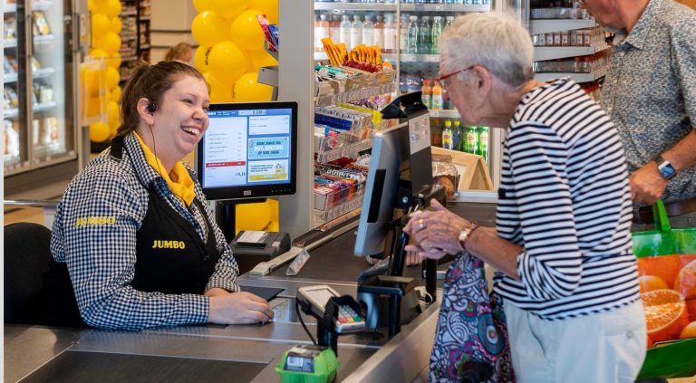 Holandská sieť supermarketov bojuje proti osamelosti seniorov ukecanými pokladníkmi
