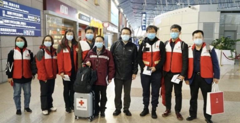 Do Talianska dorazili čínski lekári, ktorí majú pomôcť v boji proti Koronavírusu