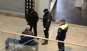 Hanba vám všetkým, ktorí sa promenádujete vonku. Píše sa v statuse Slovenskej Polície