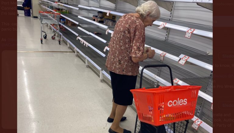 Ľudia nemyslia na dôchodcov. Pozrite sa na fotografiu babičky, ktorej neostalo v obchode takmer nič