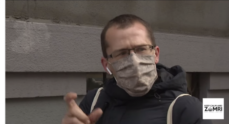 VIDEO: Slováka nahnevali rady pred obchodmi. Jeho reakcia baví celý internet