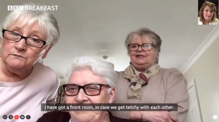 Tri staršie ženy z mestečka Salford sa izolovali spolu, pretože nechceli ostať samé