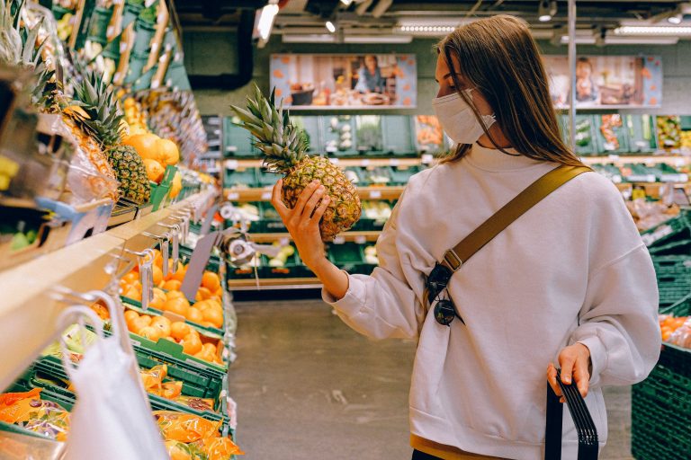 Supermarkety s potravinami hľadajú tisíce nových predavačov. Nezvládajú nápor kupujúcich
