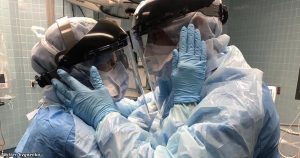 Pozrite sa na fotografiu, ktorá sa stala symbolom lásky v čase koronavírusu