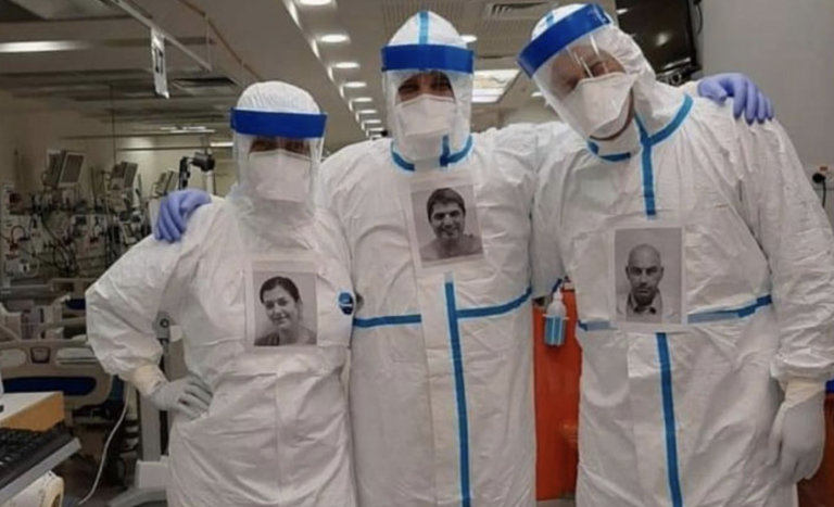 Lekári si prilepili svoje fotografie na ochranné obleky, aby upokojili pacientov v nemocnici