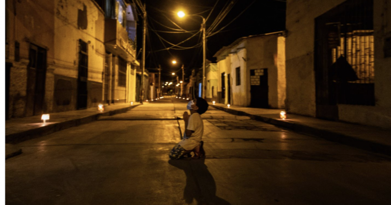 Dojímavá fotografia 6-ročného chlapca: Modlí sa na ulici za to aby táto pandémia skončila!