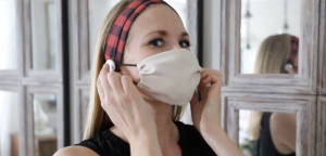 Tlačí vám rúško uši? Prišli sme na spôsob, ako ho upraviť úplne bez šitia