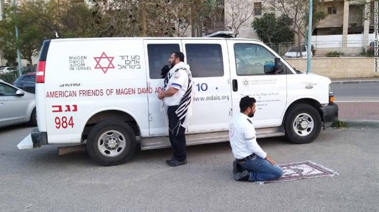 Táto fotografia zasiahla svet: Moslim a žid počas spoločnej modlitby