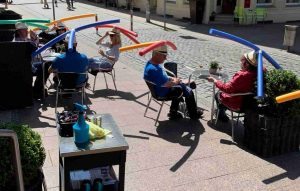 Nemecká kaviareň vymyslela vtipný spôsob dodržiavania odstupu. Zákazníci majú na hlavách plávacie pomôcky