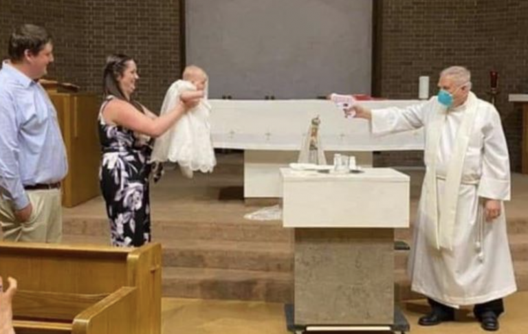 Tento kňaz krstil vodnou pištoľou namierenou na malé dieťa. Ľuďom sa taký nápad nepáčil
