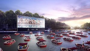 Paríž otvára letnú sezónu plávajúcim kinom. Ľuďom pomôže, aby sa pri pozerení nenakazili korona vírusom