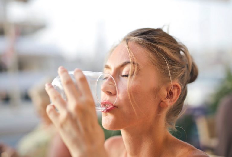 Vedci zistili, ktorý nápoj najviac dehydratuje naše telo. POZOR! Voda to nie je