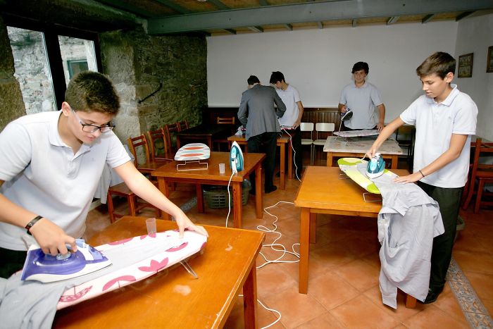 Škola v Španielsku zaviedla pre chlapcov predmet, domáce práce