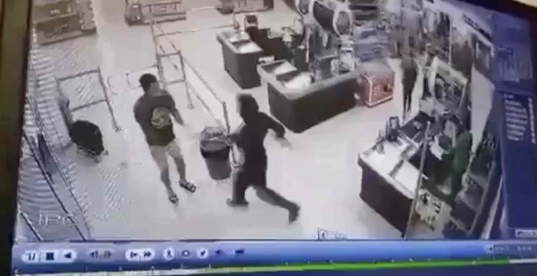 VIDEO: Slovák zaútočil na predavačku lebo nemal rúško. Zákazník agresora spacifikoval!