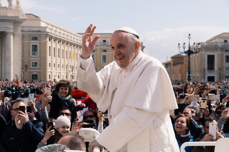 Pápež František ODKAZUJE rodičom LGBT detí: „Boh miluje vaše deti také, aké sú.“