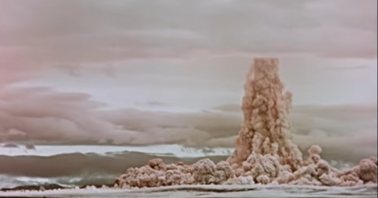 Rusko po skoro 60-tich rokoch odtajnilo video z výbuchu najväčšej bomby na svete. Toto sa nesmie nikdy opakovať
