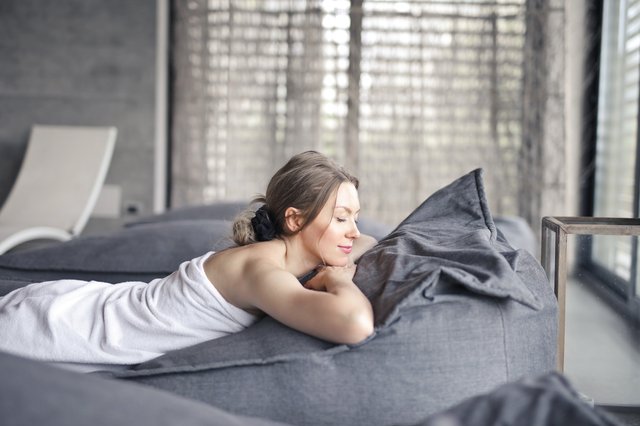 Prečo by sme mali začať spať bez pyžama ? Toto je dôvod