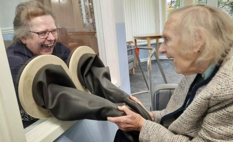 Dôchodcom pre objímanie vytvorili špeciálne rukavice, aby sa chránili