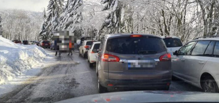 Na ceste do lyžiarskeho strediska Skalka sa tvoria kolóny. Kremnická polícia cestu uzavrela!