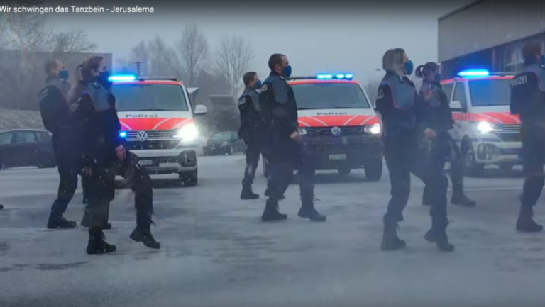 Policajti zo Švajčiarska zvládli tanečnú výzvu na jednotku. Zvládnete ju aj vy?