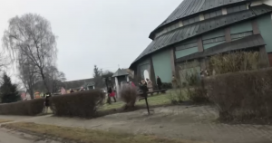 V Liesku sa konala omša aj napriek zákazu. Podľa polície im Regionálny úrad vydal výnimku