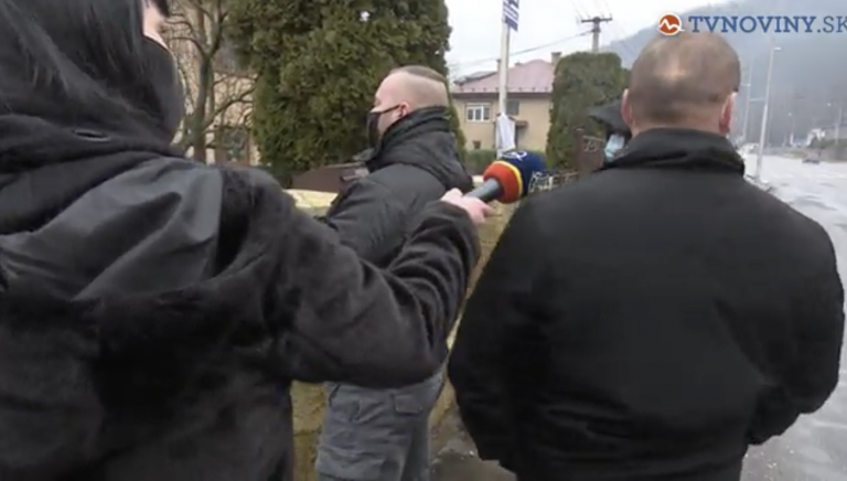 Pracovné stretnutie v sídle Kotlebovcov: Počas zákazu vychádzania sa tam zišlo mnoho ľudí, niektorí nemali vôbec rúška!