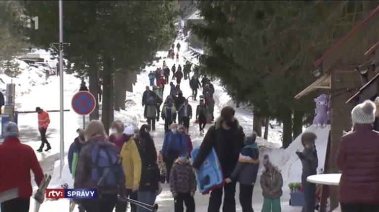Davy turistov v Tatrách. Slováci nedodržiavajú žiadne nariadenia