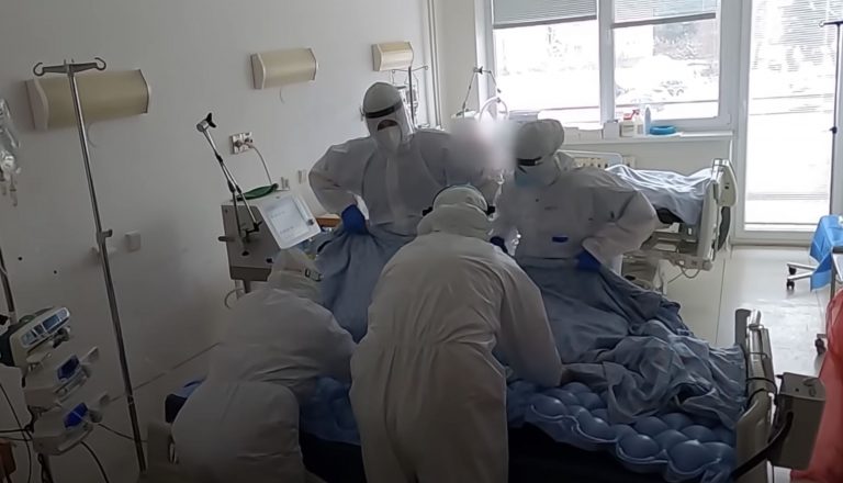 „Nechcem ešte zomrieť“ Dokument z COVID oddelenia na Slovensku zobrazuje zúfalstvo zdravotníkov. Pacienti tam bojujú o život