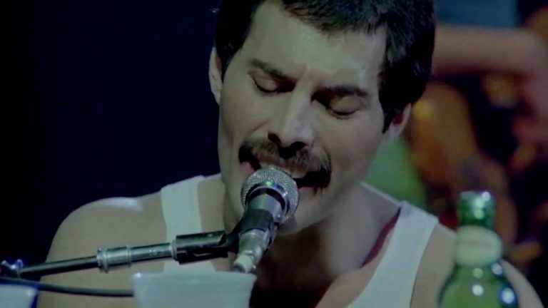 Vypočujte si legendárnu pieseň Somebody to love od kapely Queen