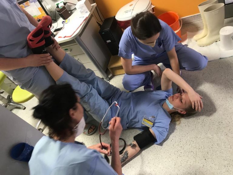 Česká zdravotná sestrička od vyčerpania odpadla priamo na oddelení – Fotka ukazuje, ako sú vyčerpaní