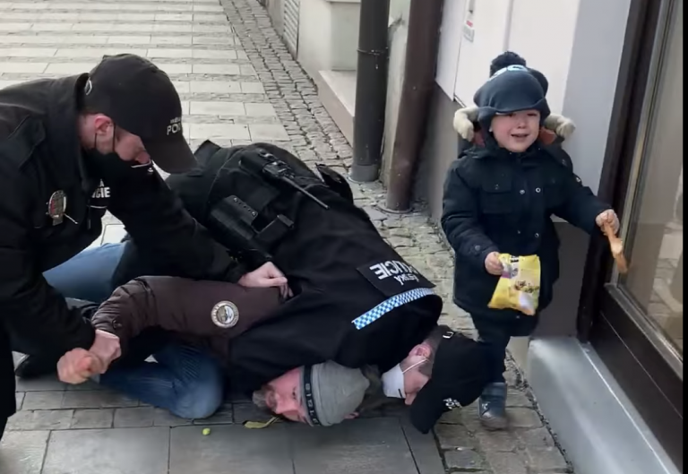 VIDEO: V česku polícia spacifikovala muža priamo pred jeho malým dieťaťom lebo nemal rúško