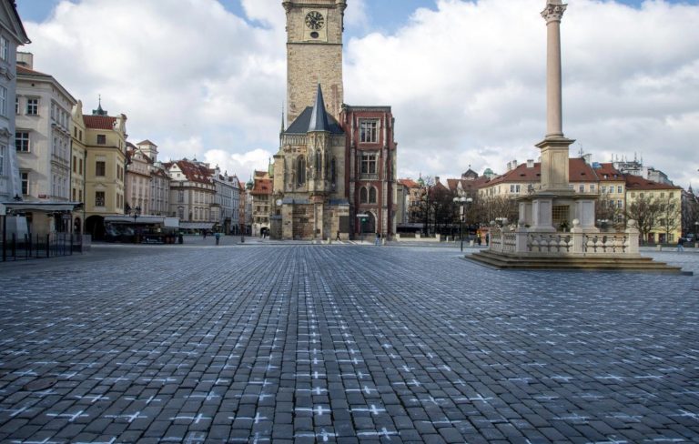 V Prahe na dlažbe vzniklo 25 tisíc krížov z kriedy. Urobili to kvôli tejto veci