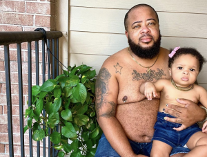 Tehotný transrodový muž predstieral, že má pivné brucho, len aby nečelil urážkam ľudí