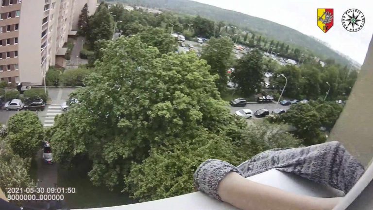 Video: Starenka uviazla na okne na siedmom poschodí. Visela tam len na jednej nohe