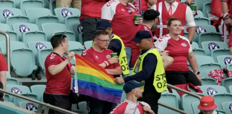 Dánskemu fanúšikovi na futbalových Majstrovstvách skonfiškovali dúhovú vlajku