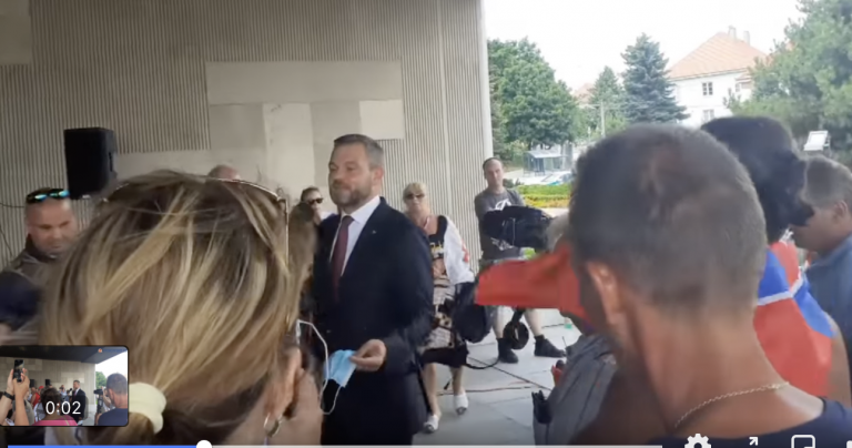 Dav nahnevaných Slovákov vypískal Pellegriniho priamo pred budovou Národnej rady SR
