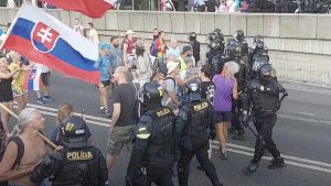 VIDEO: Takto polícia rozohnala demonštrantov, ktorí sú proti očkovaniu