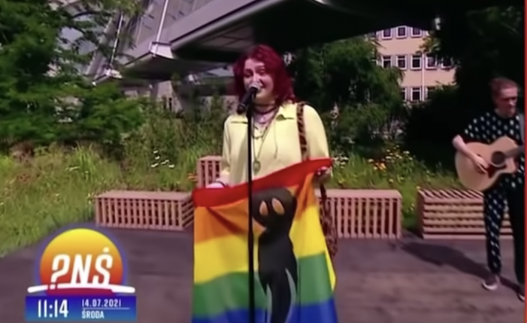 Slovenská speváčka v Televízií vytiahla dúhovú vlajku LGBT. Zamestnanca televízie kvôli tomu vyhodili