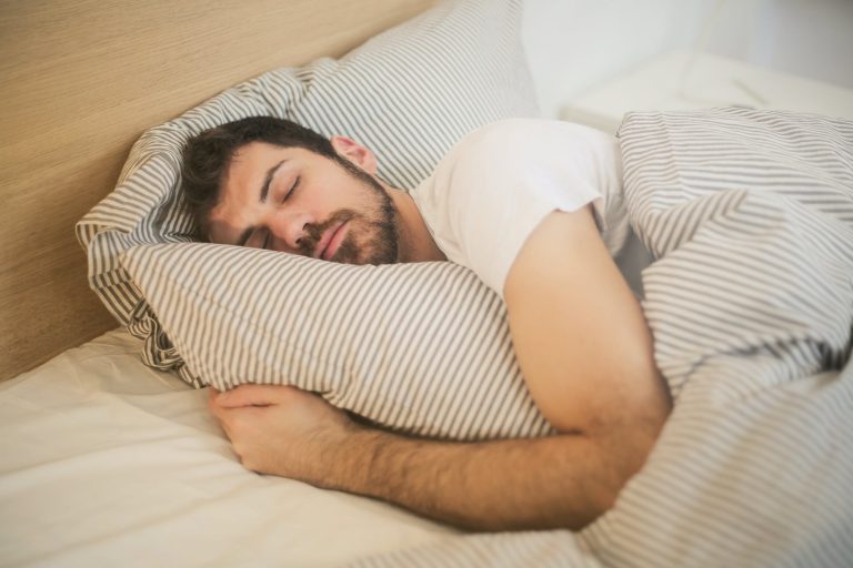8 Dôvodov, prečo spánok na chrbte môže vyriešiť nejeden problém so spaním