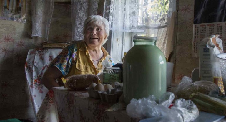 73 ročná babička žije v opustenej dedine sama: NEUVERÍTE ČO VŠETKO sama robí