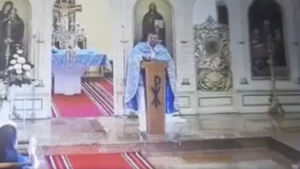 Kňaz z východného Slovenska kričal na veriacich priamo v kostole „Čo vám pare?“